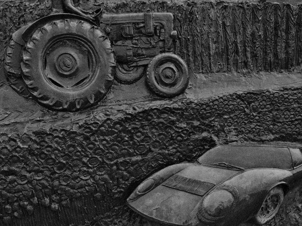 Basso rilievo all'ingresso del Museo Ferruccio Lamborghini.