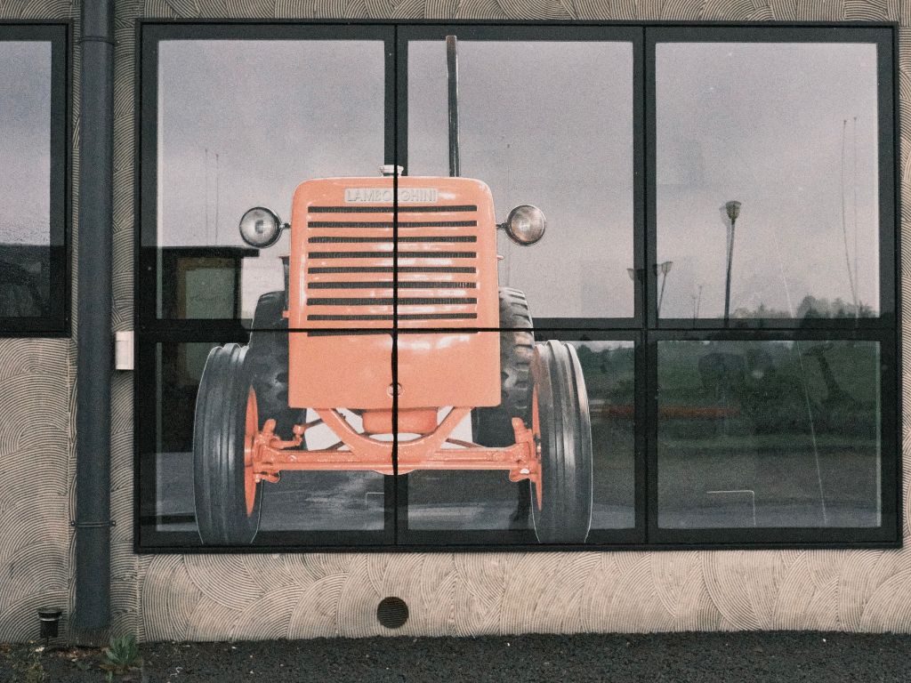 Vetrata esterna del Museo Ferruccio Lamborghini, col disegno di un trattore.