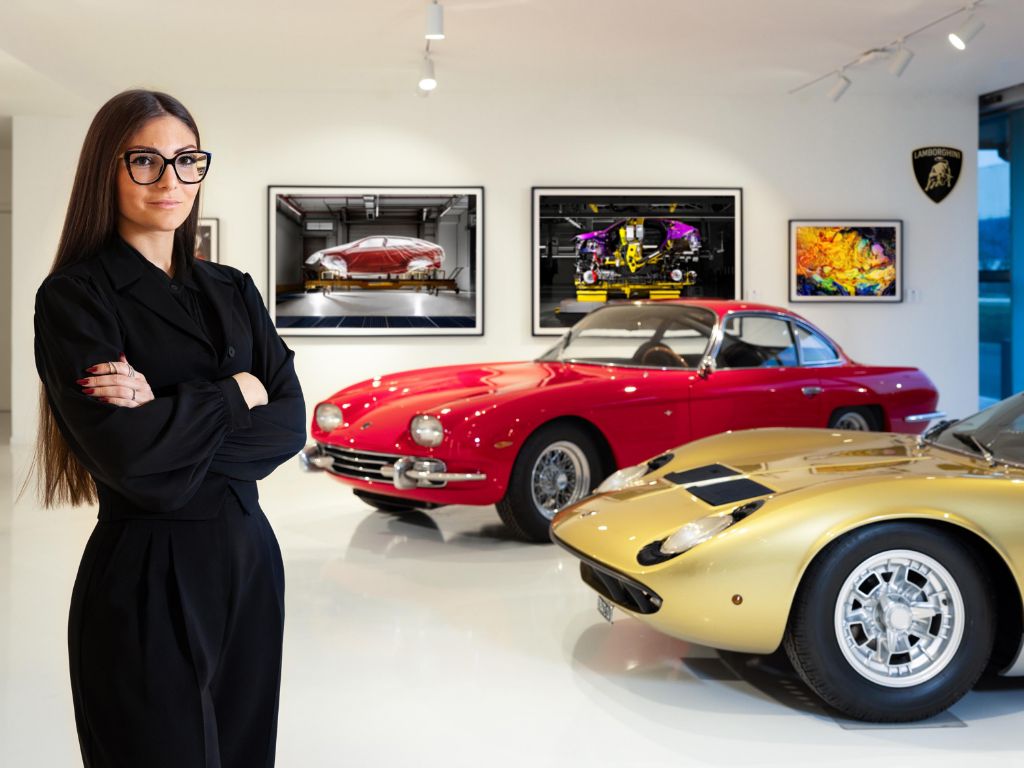 Lucrezia Roda e sullo sfondo, al Museo Automobili Lamborghini, le sue fotografie.