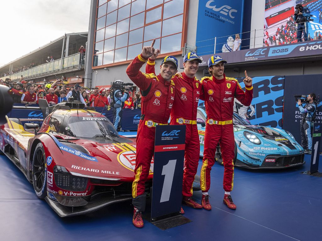 I piloti della Ferrari festeggiano dopo la 6 ore di Imola.