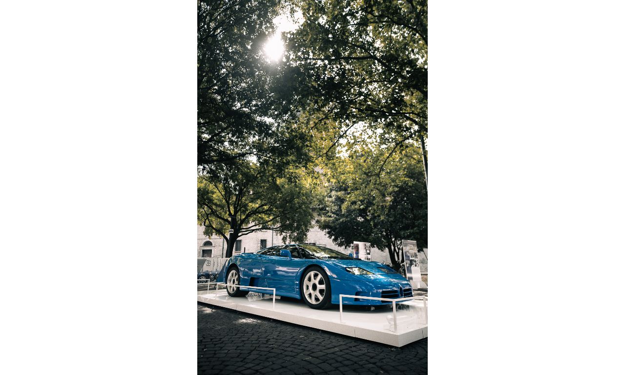 Una Bugatti su di un piedistallo in una piazza.