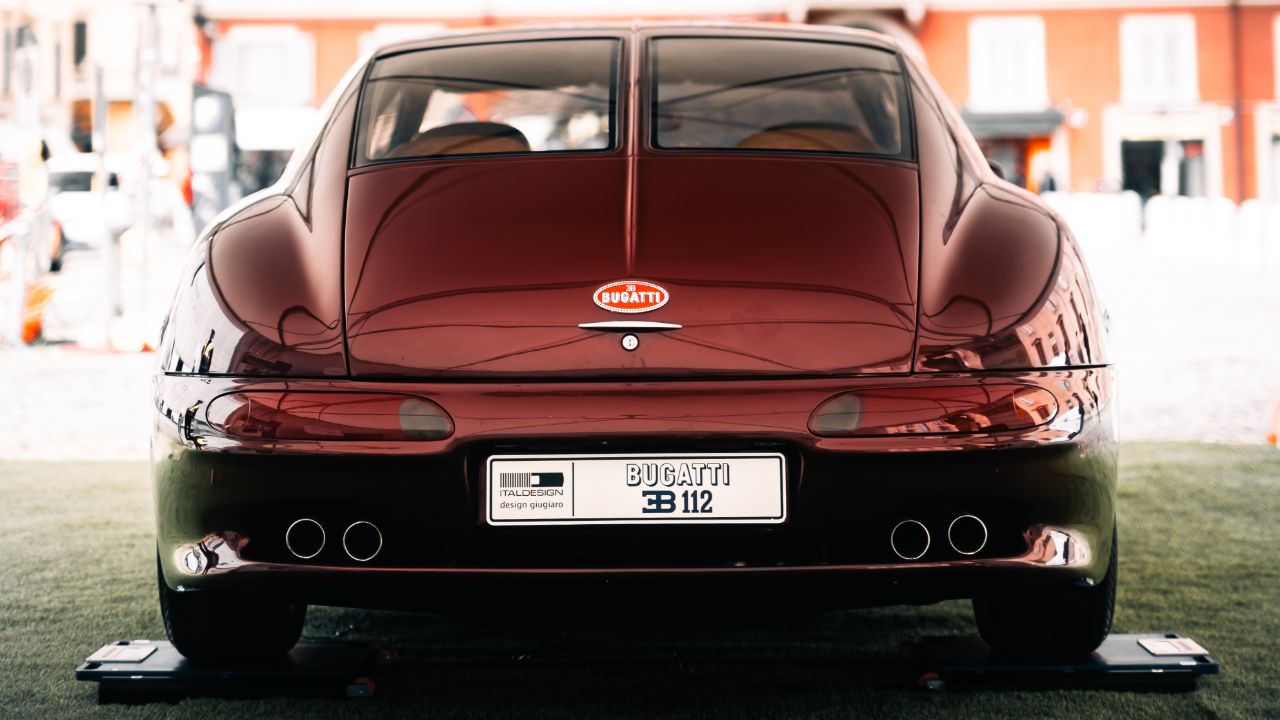 Una Bugatti EB112 fotografata da dietro.