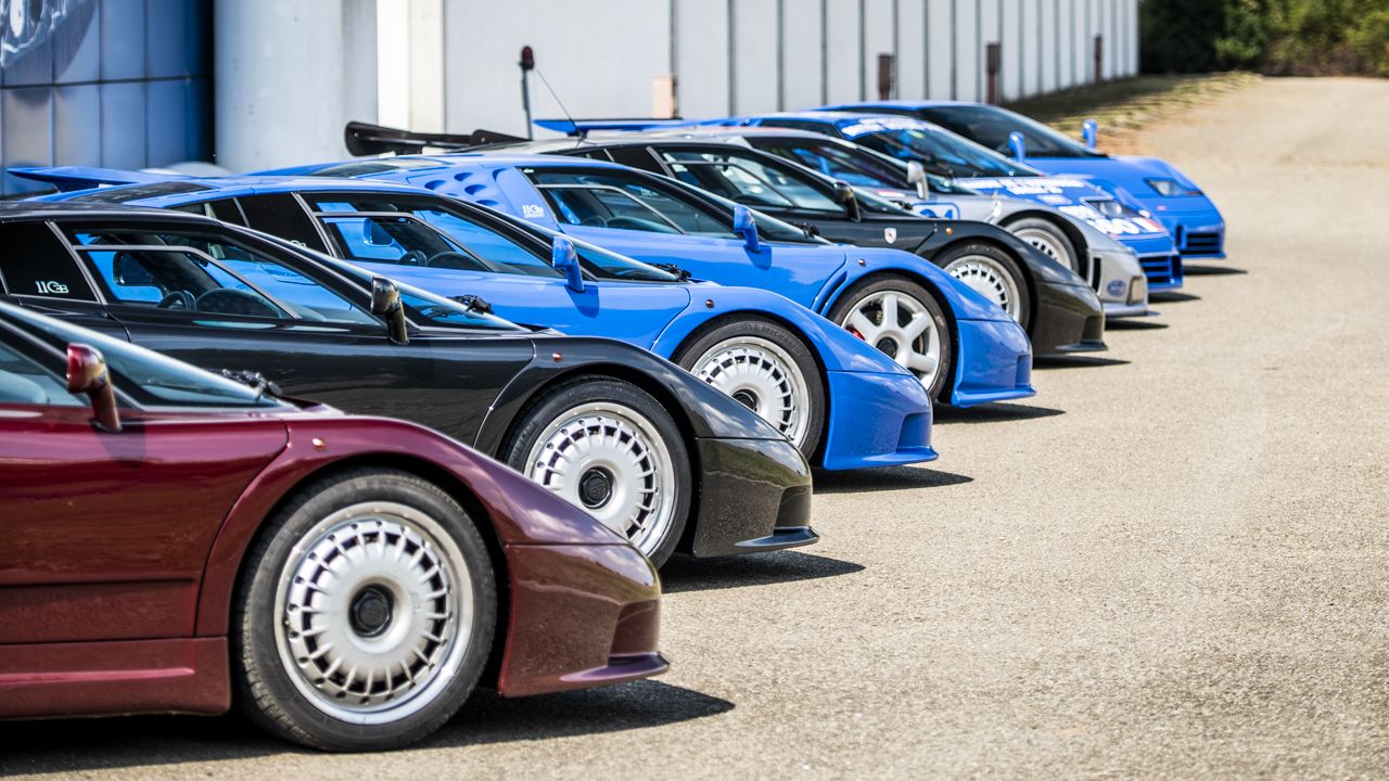 Serie di Bugatti parcheggiate una di fianco all'altra.
