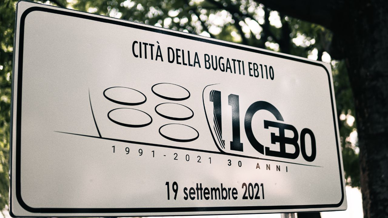 Il cartello "Città della Bugatti EB110" a Campogalliano.