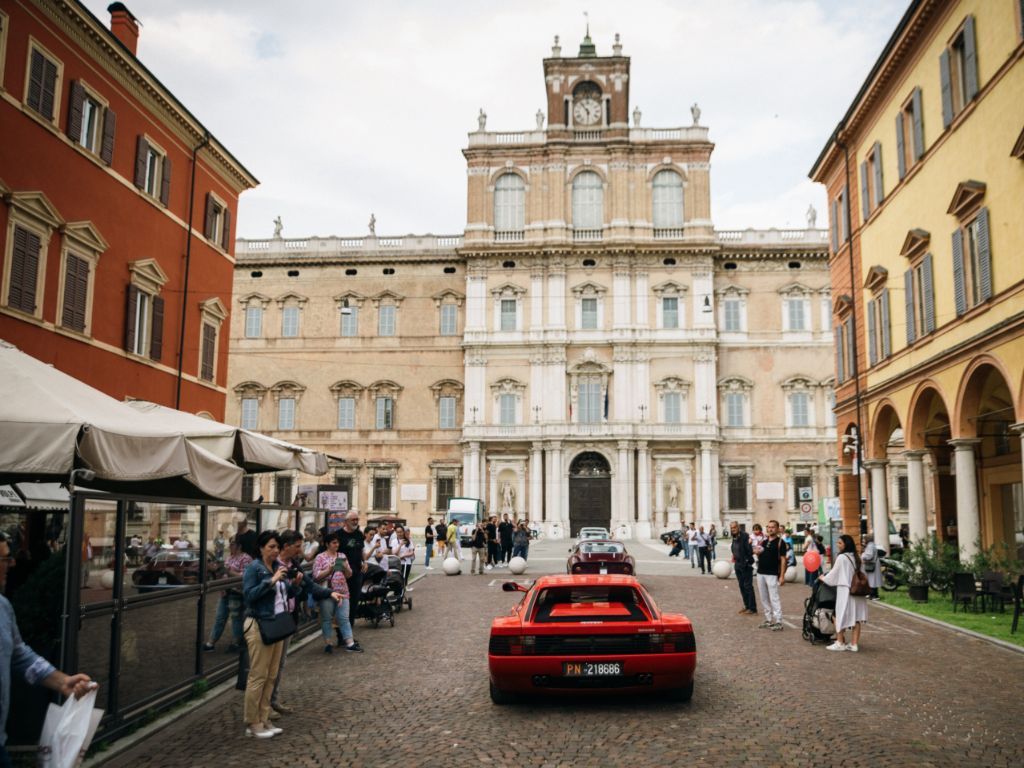Ferrari storica per le vie del centro di Modena.