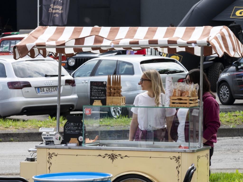 Bancarella dei gelati presso Ruote da Sogno.
