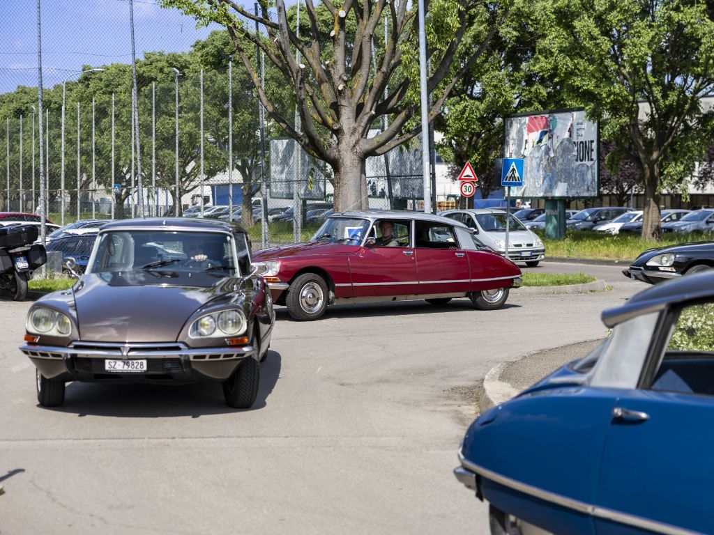 Vetture storiche sfilano nei parcheggi dello showroom Ruote da Sogno.