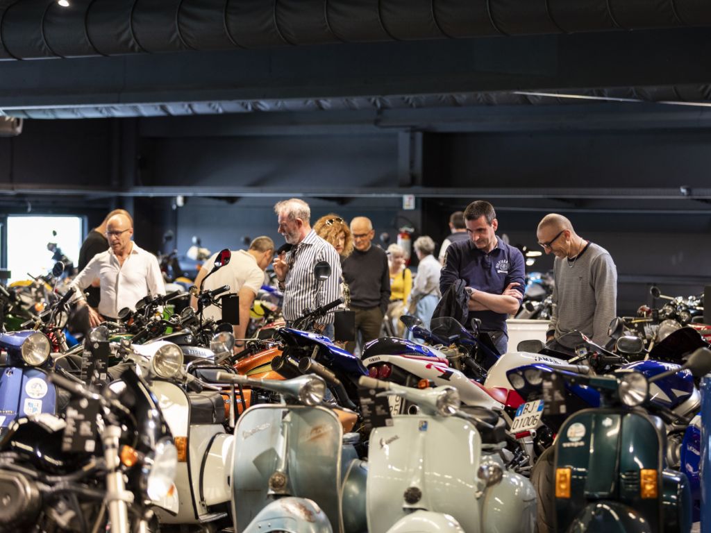 Visitatori osservano le moto esposte a Ruote da Sogno.