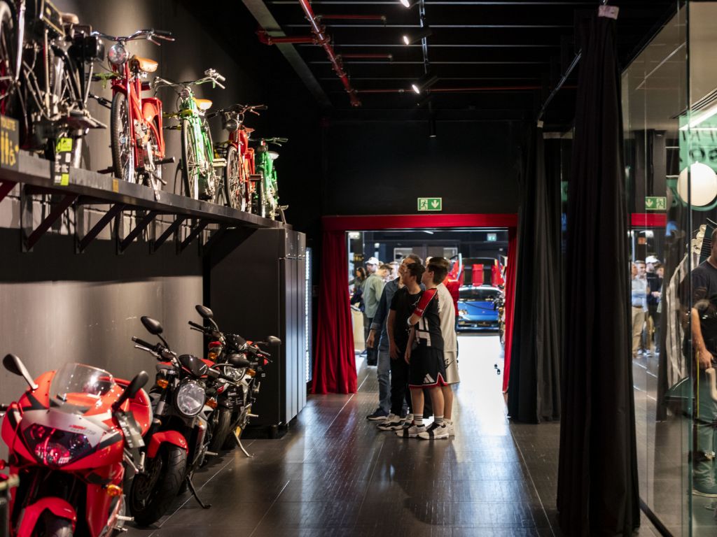 Visitatori osservano le moto esposte a Ruote da Sogno.