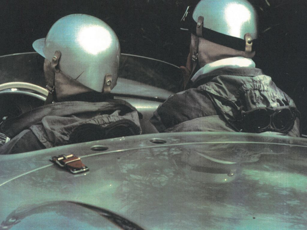 Coppia di piloti della Mille Miglia del 1988 da dietro, col cappuccio con le lenti di C.P. Company in vista.