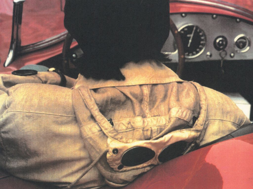 Primo piano sul cappuccio della giacca C.P. Company di un pilota della Mille Miglia, con le iconiche lenti.