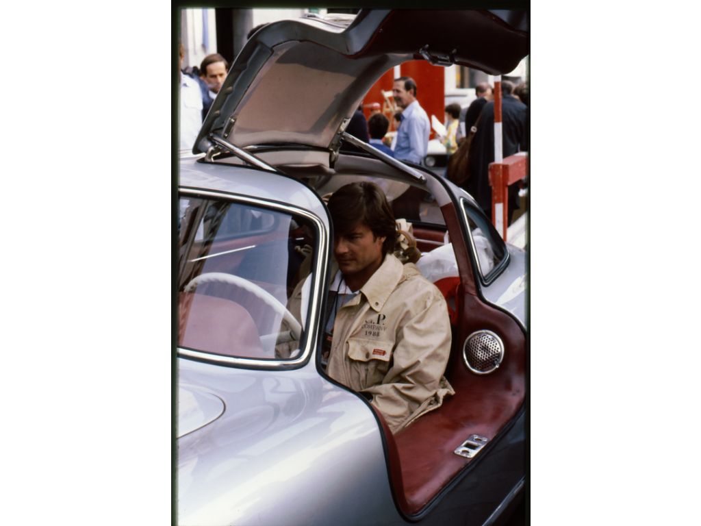 Pilota in macchina alla Mille Miglia del 1988.
