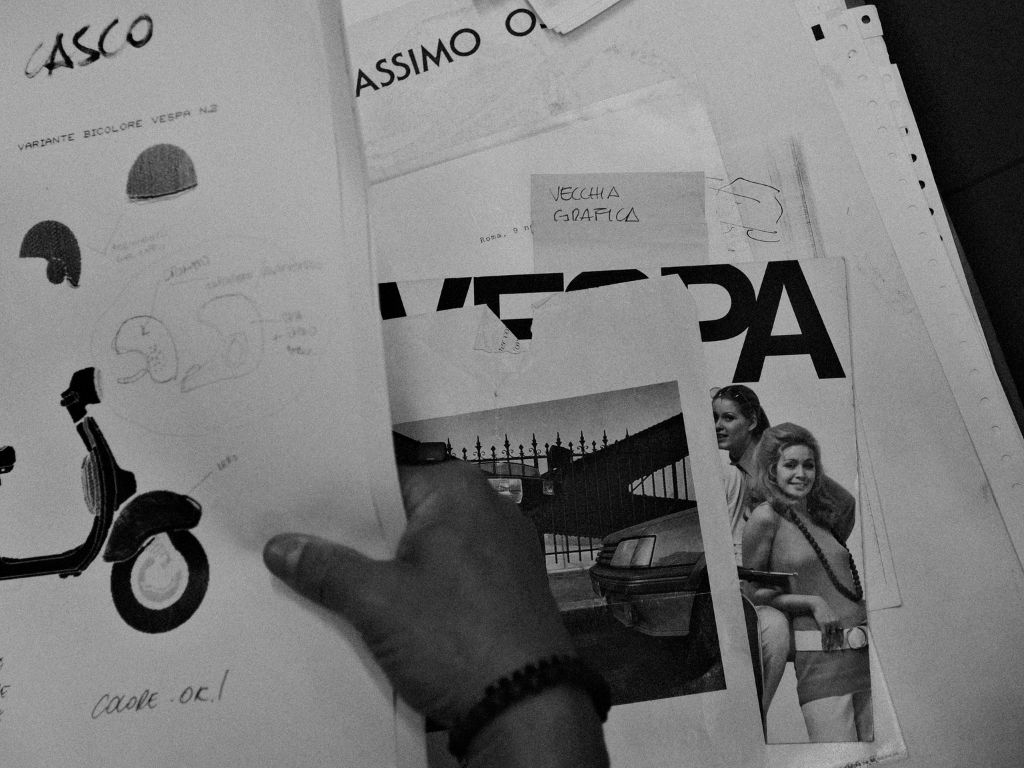 Una mano fruga tra i documenti dell'Archivio Massimo Osti.