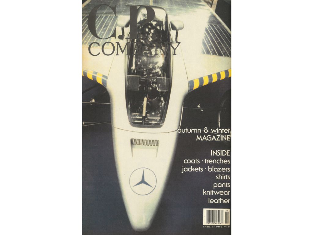 Copertina di un catalogo di C.P. Company con una vettura da corsa.