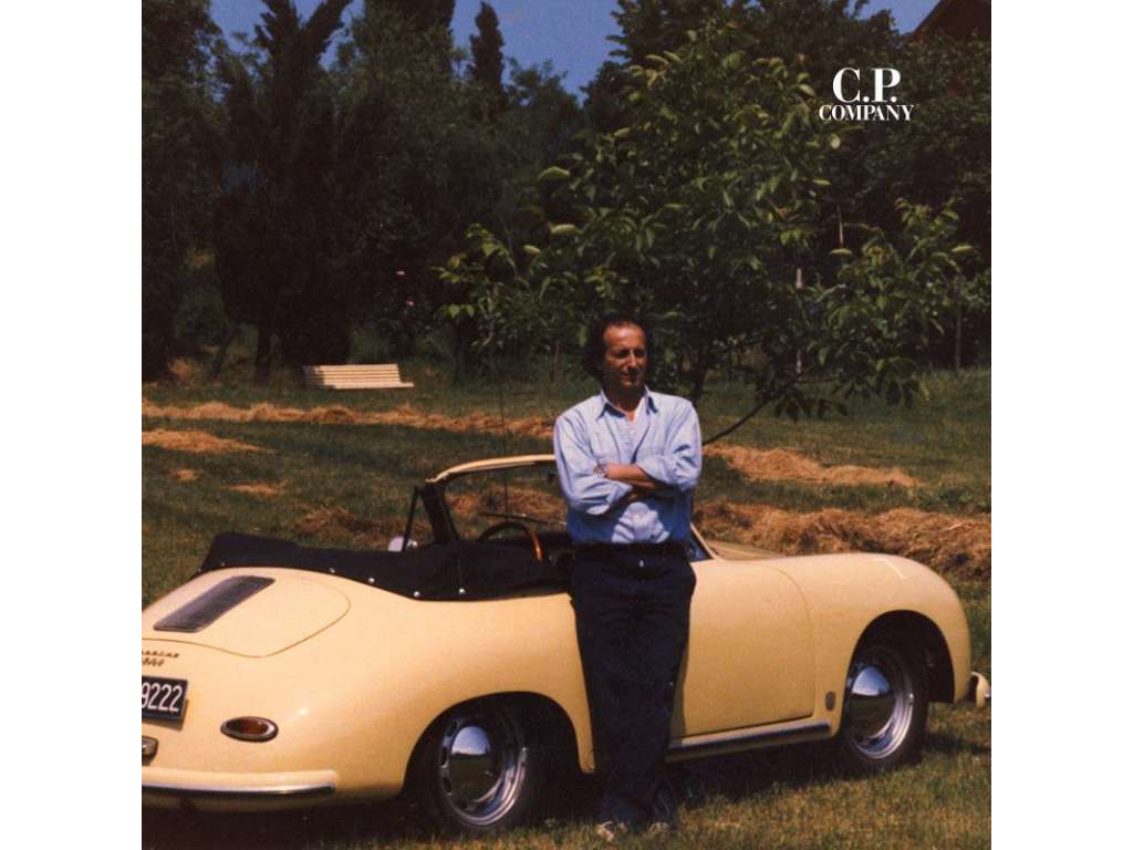 Massimo Osti appoggiato sulla sua Porsche 356 Cabrio.