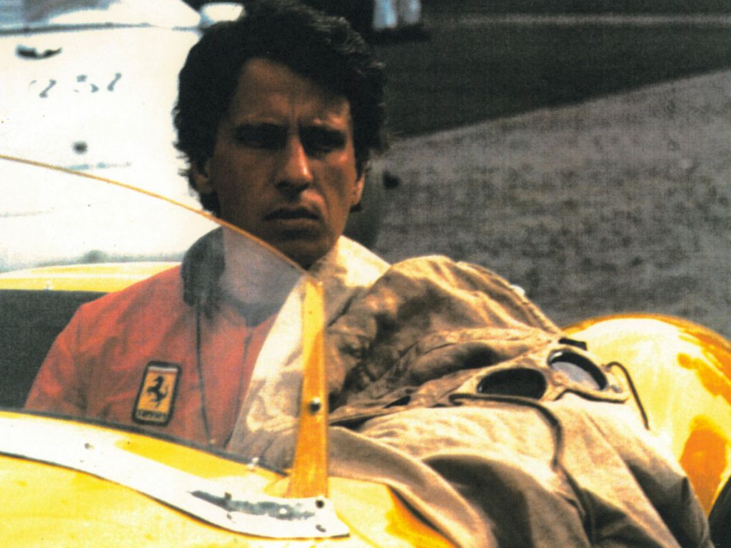 Pilota Ferrari alla Mille Miglia del 1988, con la giacca di C.P. Company appoggiata sulla portiera.
