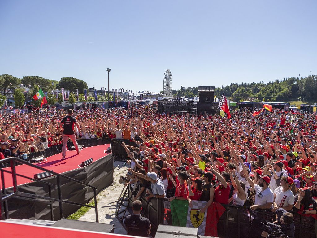 Folla sotto il palco della fan-zone di Imola.