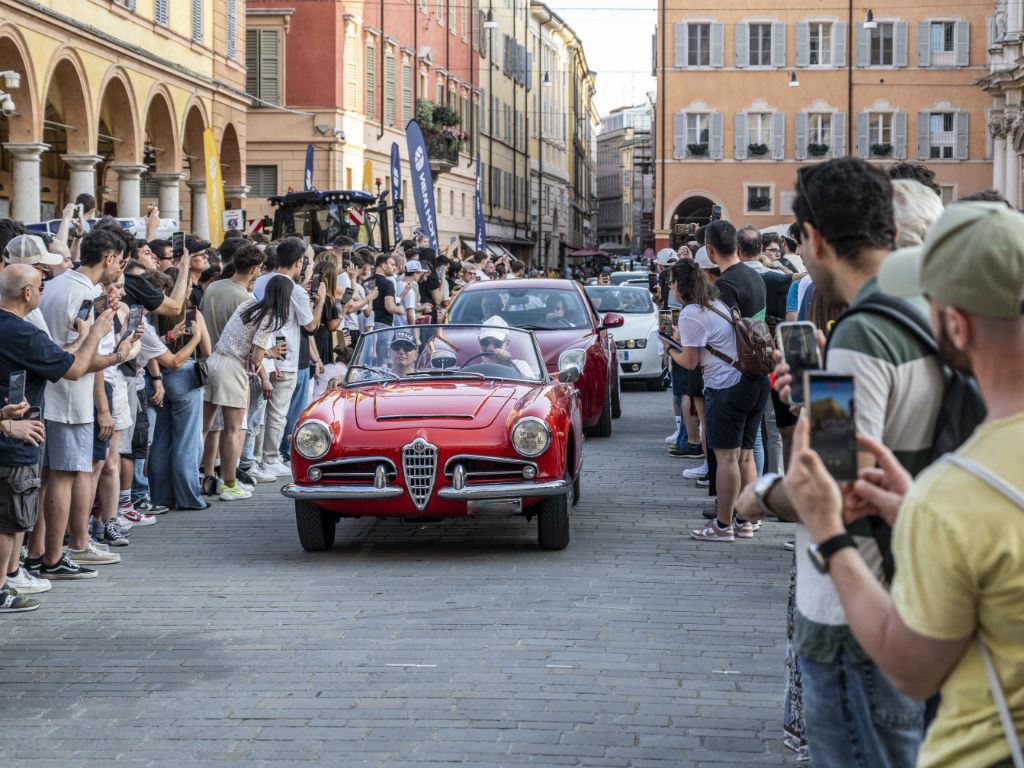 Macchine d'epoca in piazza a Modena, circondate dalla folla del Motor Valley Fest 2025.