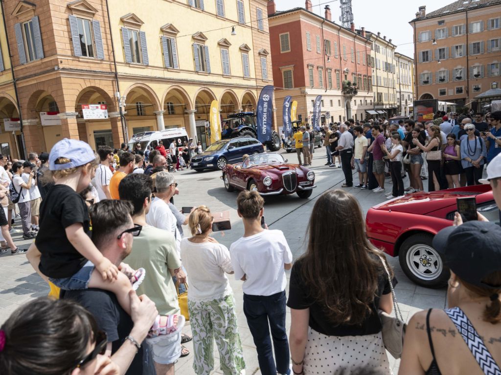 Macchine d'epoca in piazza a Modena, circondate dalla folla del Motor Valley Fest 2025.