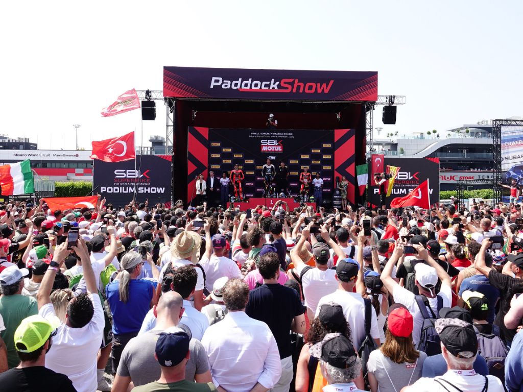 La folla celebra il podio della Superbike a Misano.