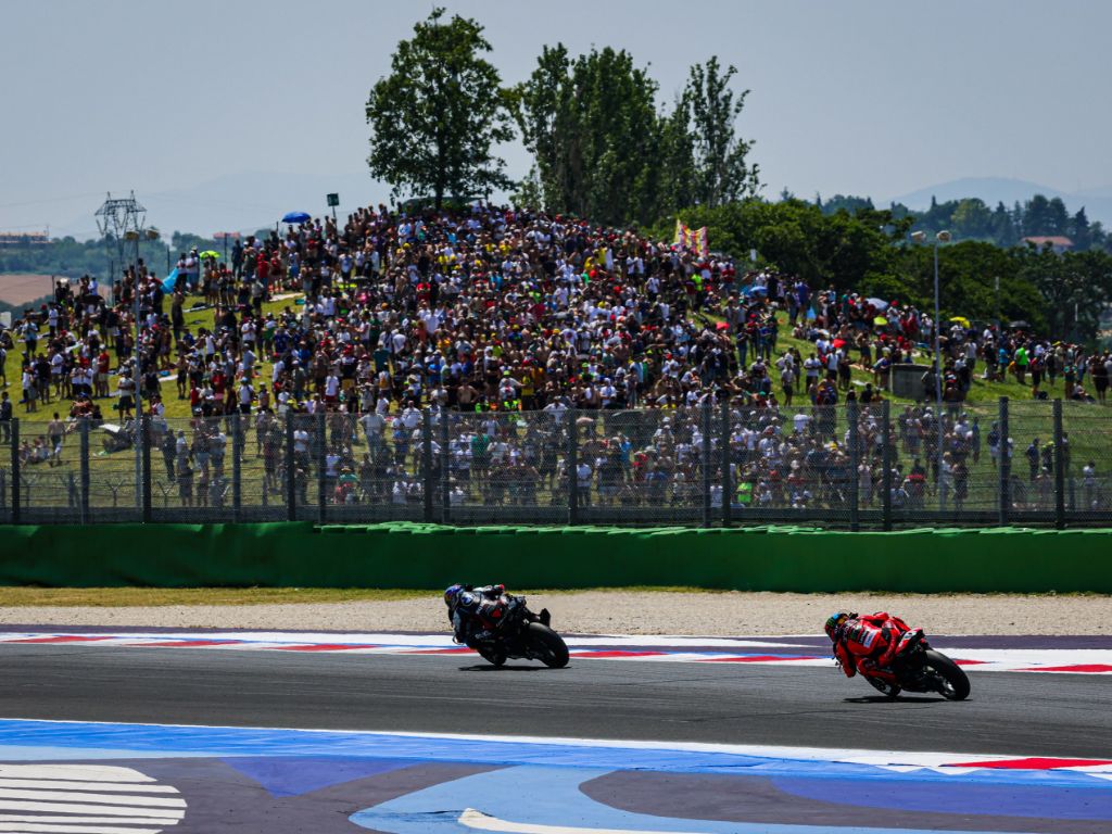 Due moto della Superbike sfrecciano sotto i tifosi a Misano.