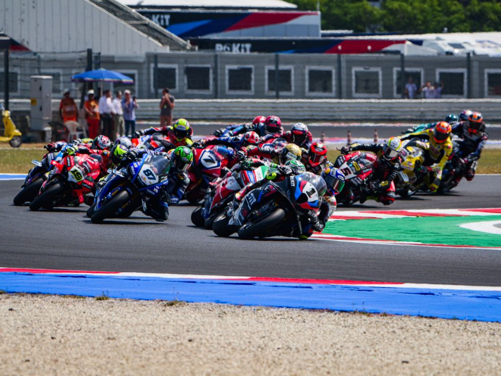 I piloti della Superbike affrontano una curva del circuito di Misano.