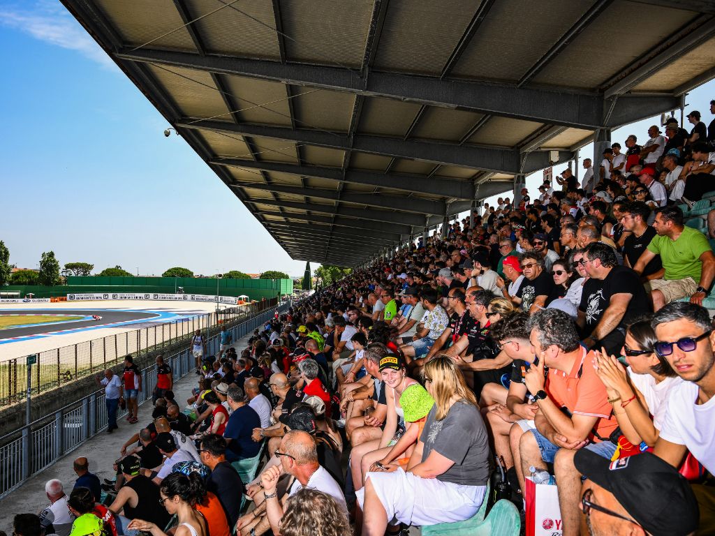 Tribuna gremita a Misano per la Superbike.