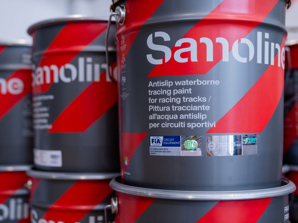 Barattoli di vernice di Samoline, prodotti da Colorificio Sammarinese.