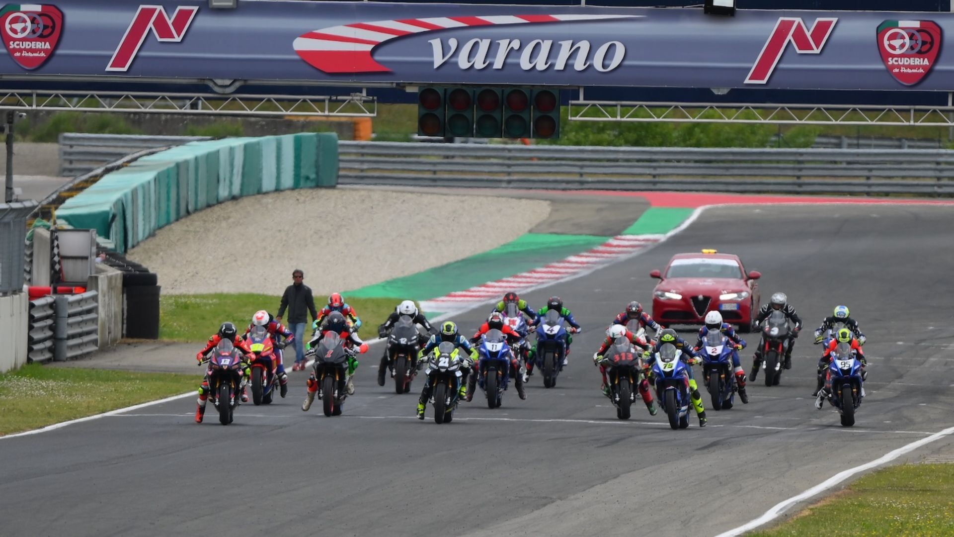 Motociclisti sulla griglia di partenza del circuito di Varano.