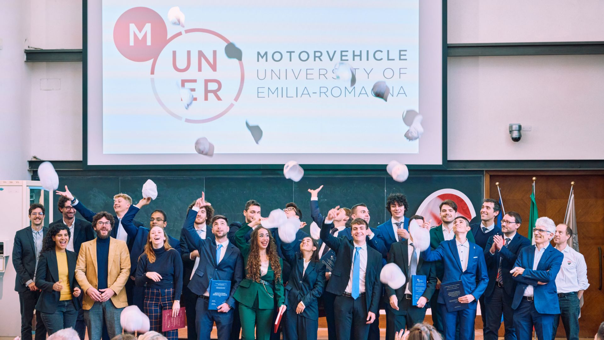 immgine 3d di un'auto in wireframe blu