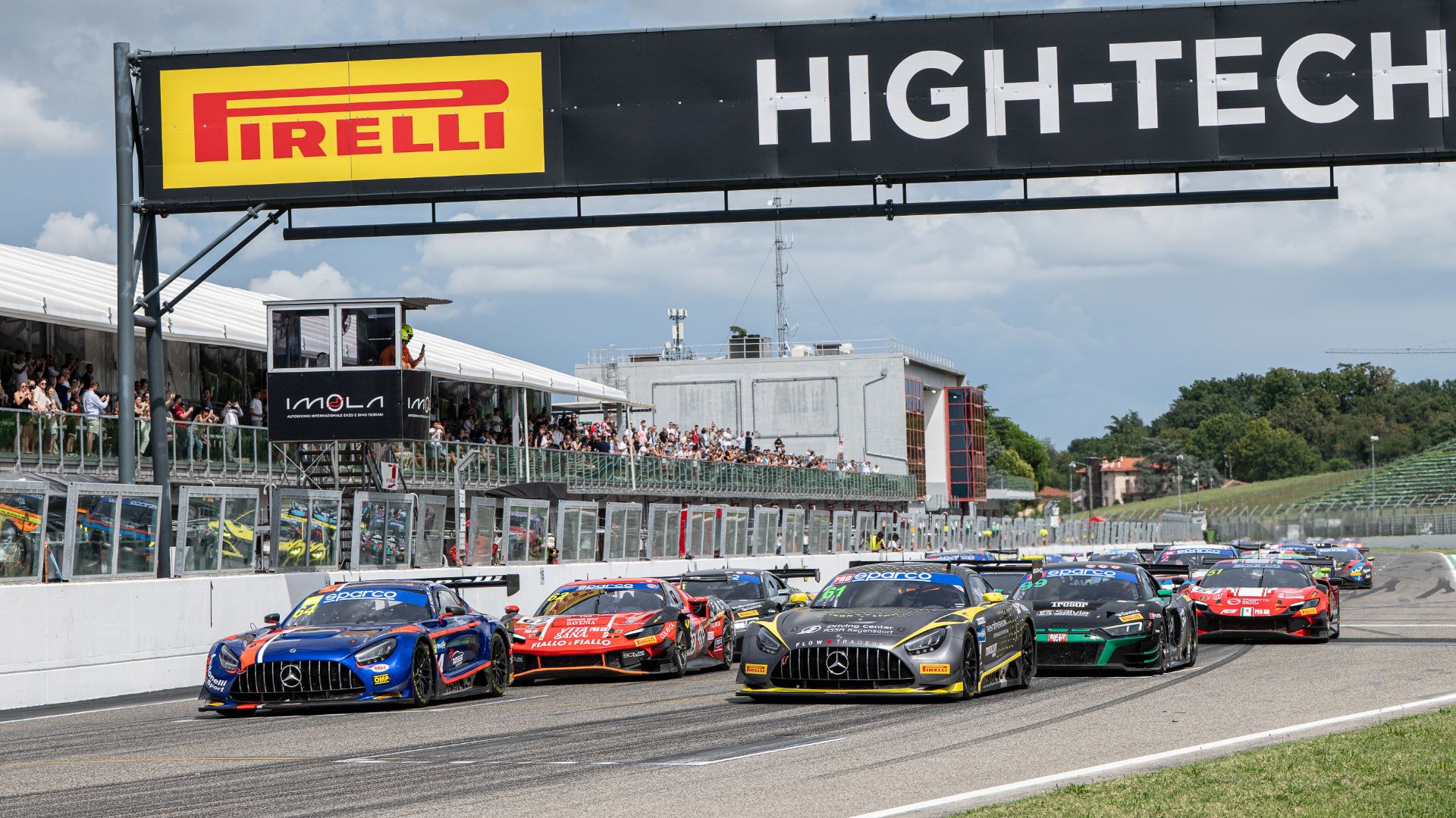 Gruppo di vetture in pista all'Autodromo di Imola durante l'ACI Racing Weekend.
