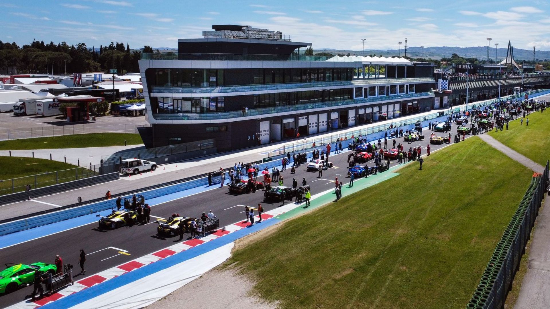 Foto dall'alto delle vetture schierate sulla griglia di partenza del Misano World Circuit.
