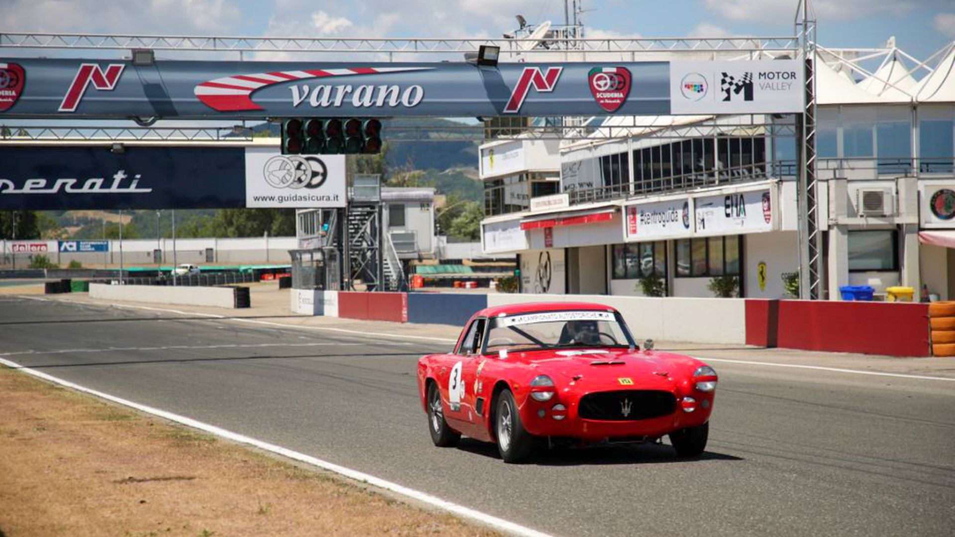 Vettura storica in pista a Varano.
