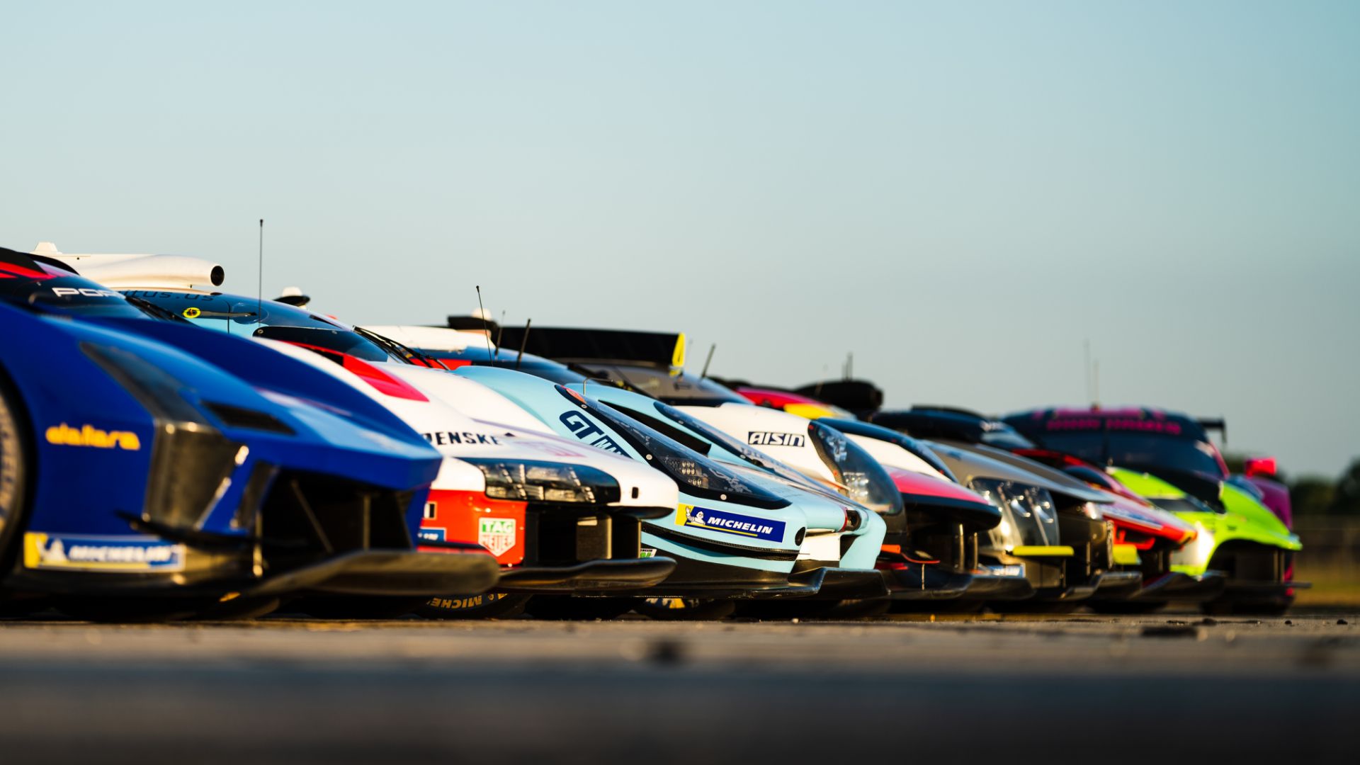 Primo piano dei frontali delle auto della WEC.