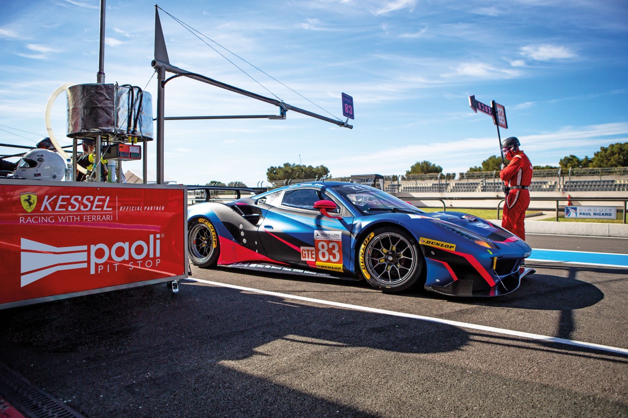 Un'auto da corsa blu numero 83 ferma davanti alla postazione Paoli sul circuito di Paul Ricard, pronta per la ripartenza.