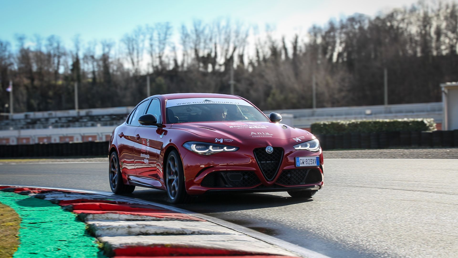 Una vettura in pista a Varano durante uno dei Corsi di Guida Sicura della Scuderia de Adamich.