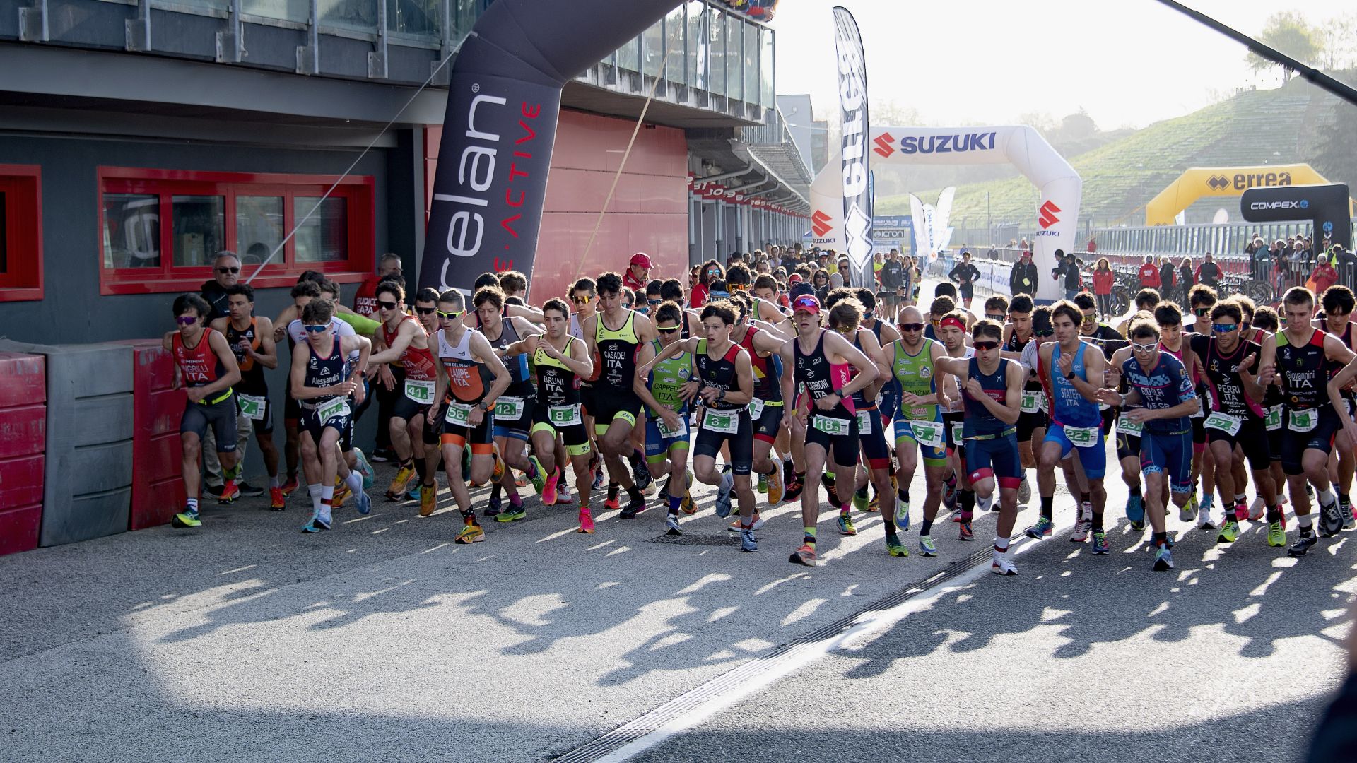Un gruppo di atleti in partenza all'Autodromo di Imola per il Duathlon Sprint.