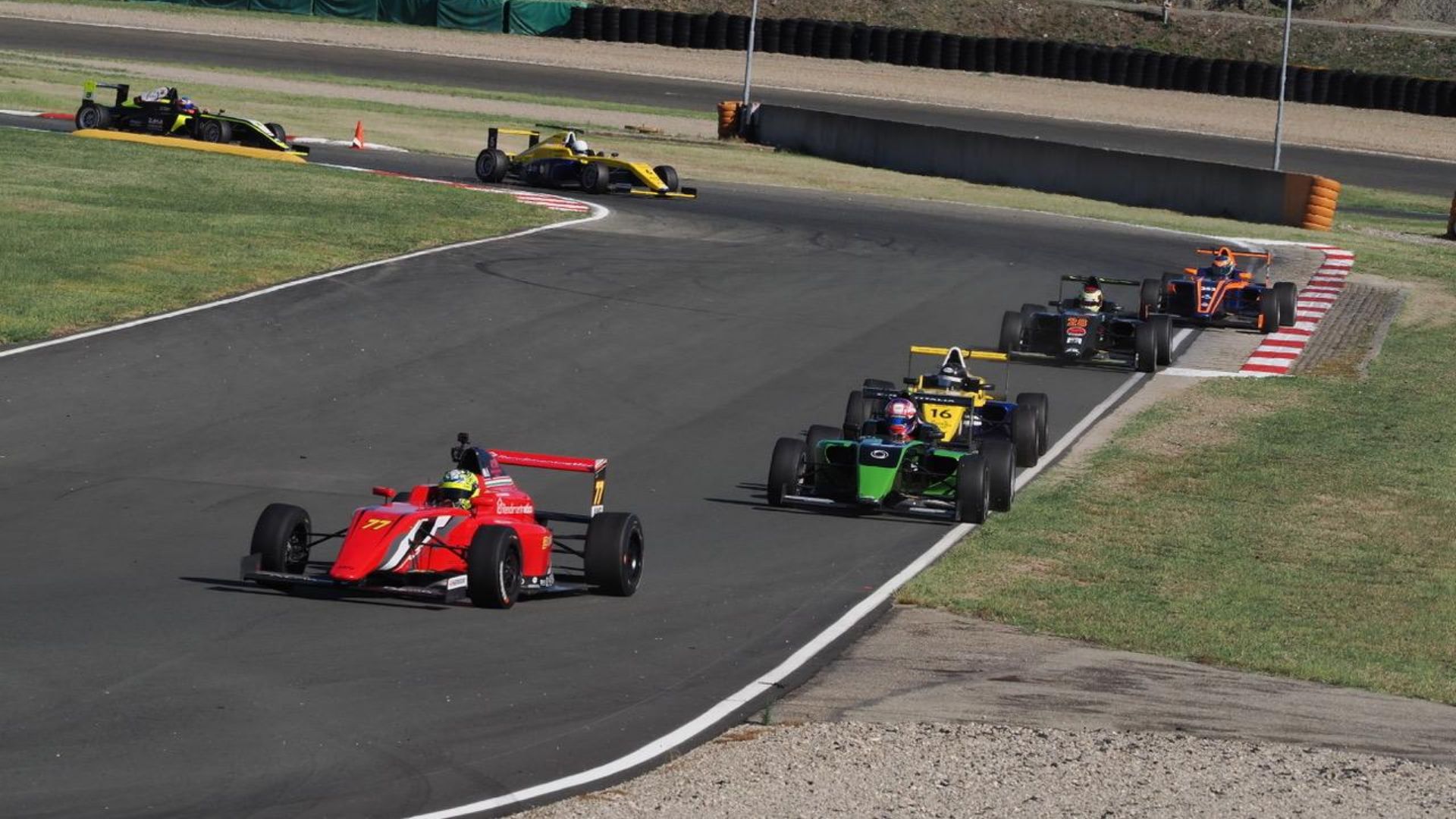 Le vetture della Formula X sfrecciano in pista a Varano.