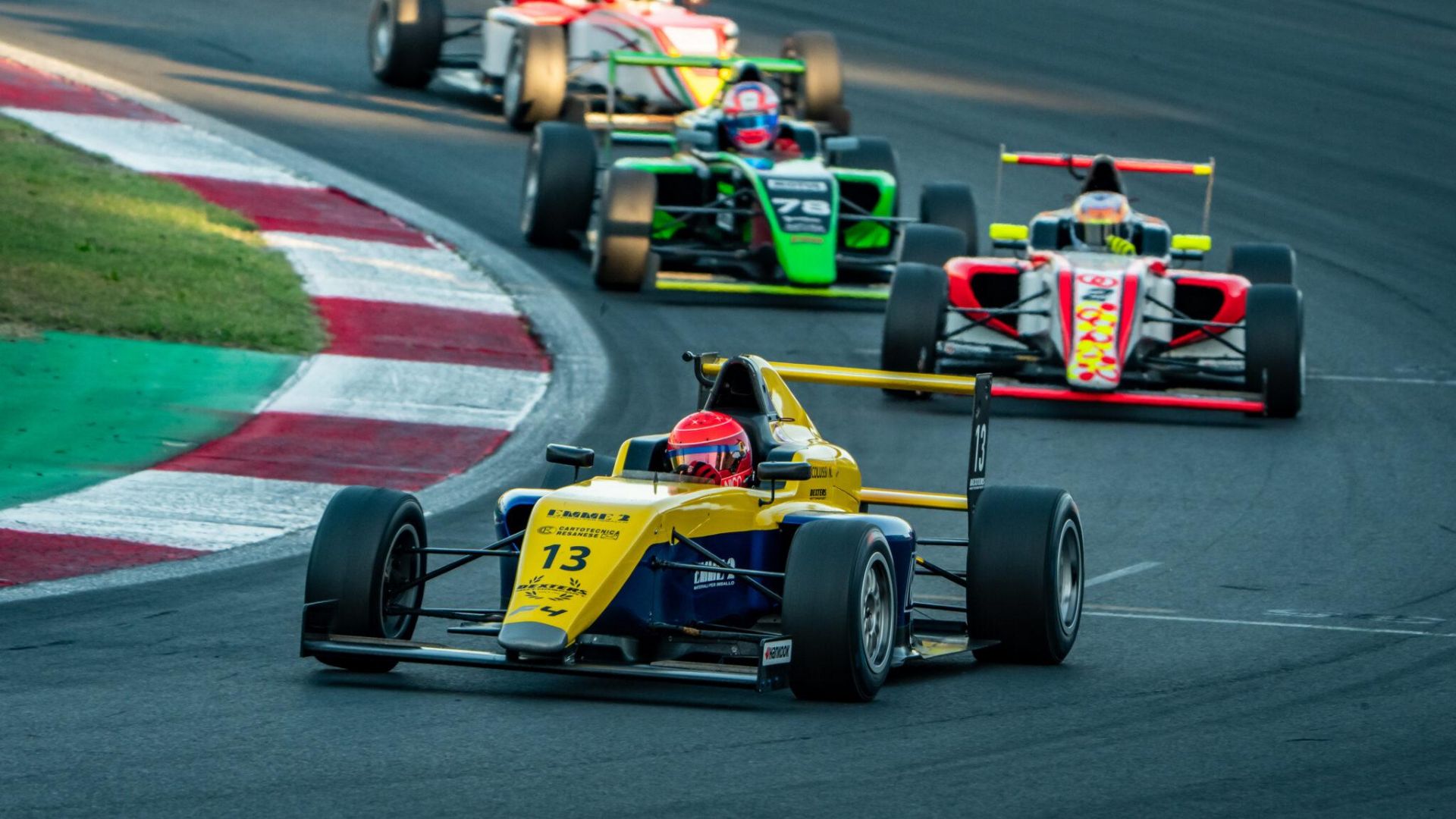 Le vetture delle Formula X affrontano una curva a Misano.