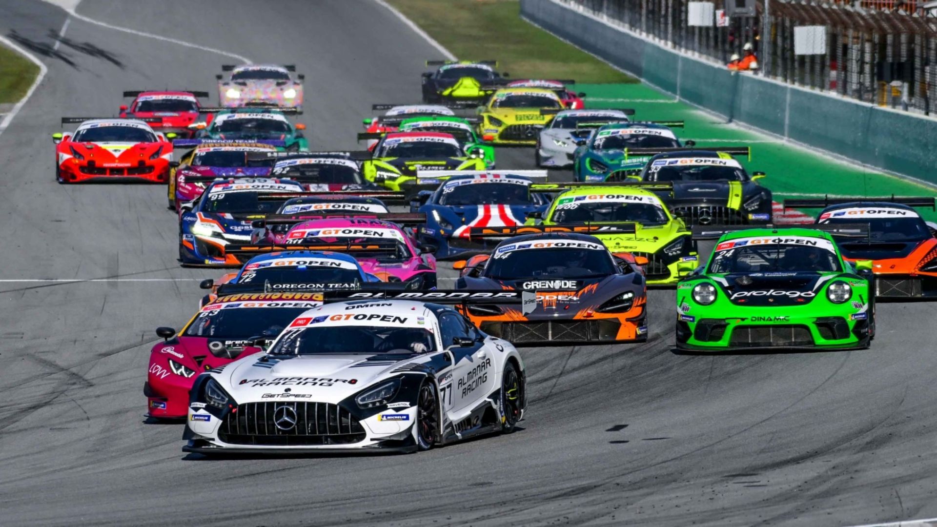 Gruppo di vetture ravvicinate affrontano un rettilineo del Misano World Circuit durante il GT Open.
