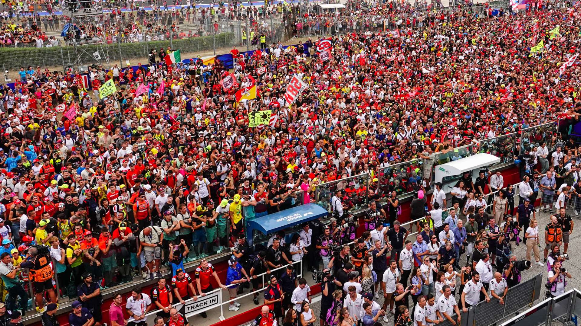 La folla di Misano sotto il podio del GP di San Marino.