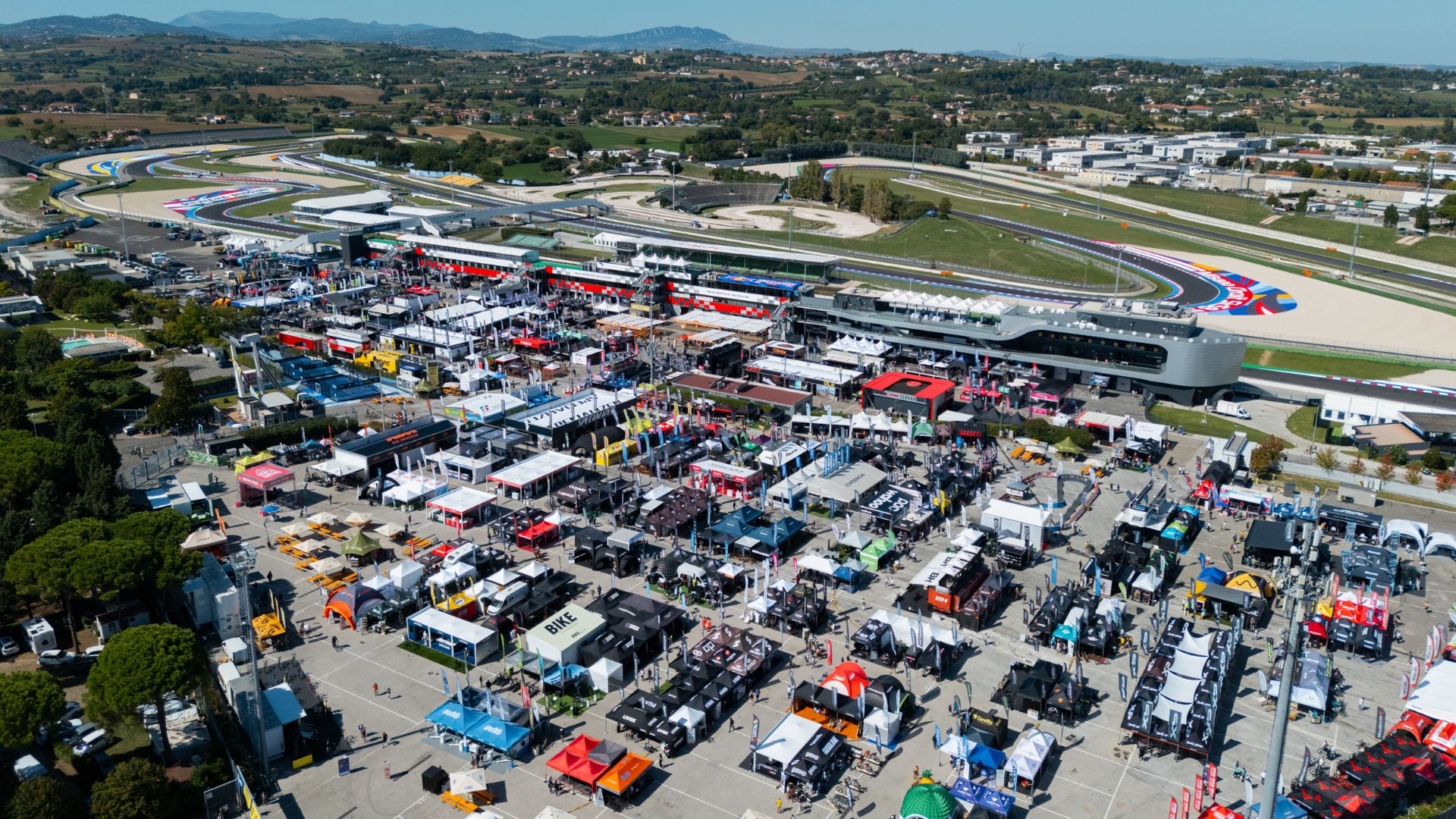 Foto da un drone dall'altro dell'International Bike Festival di Misano.
