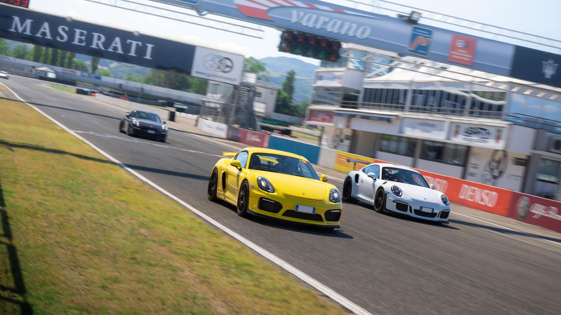 Tre vetture Porsche sfrecciano in pista a Varano.