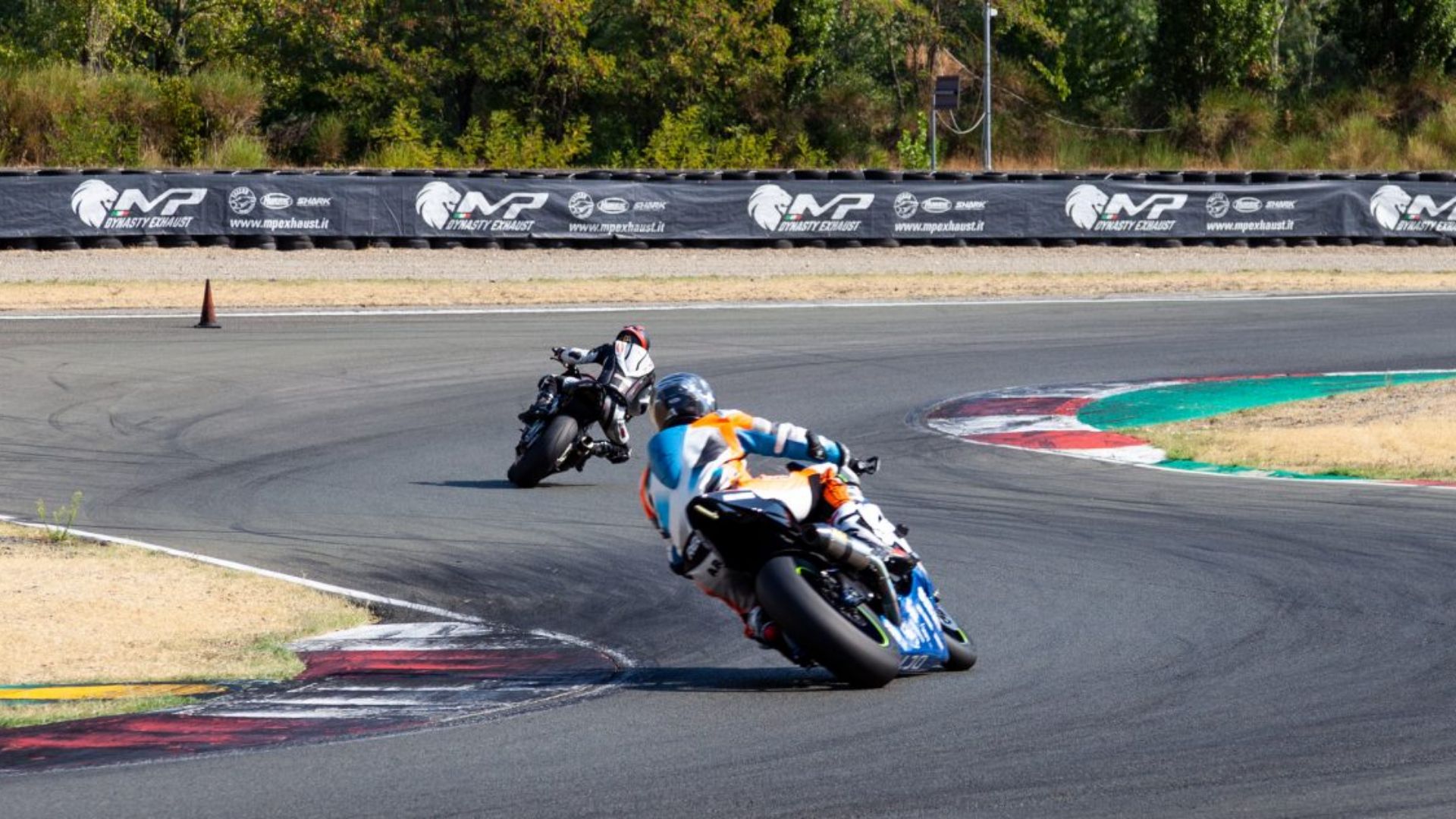 Due piloti affrontano una curva dell'Autodromo di Varano.