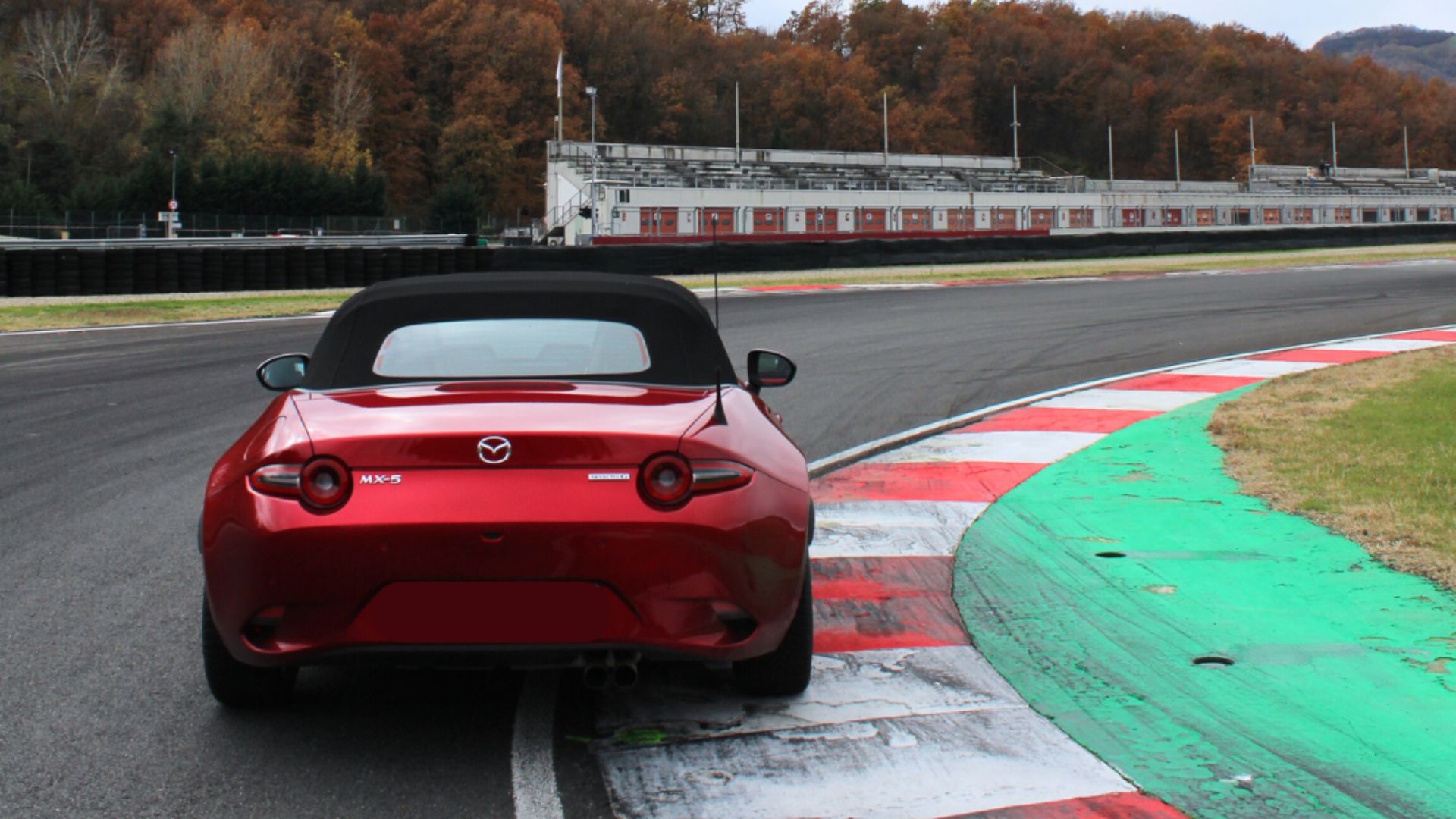 Una MXfive affronta una curva di un circuito.