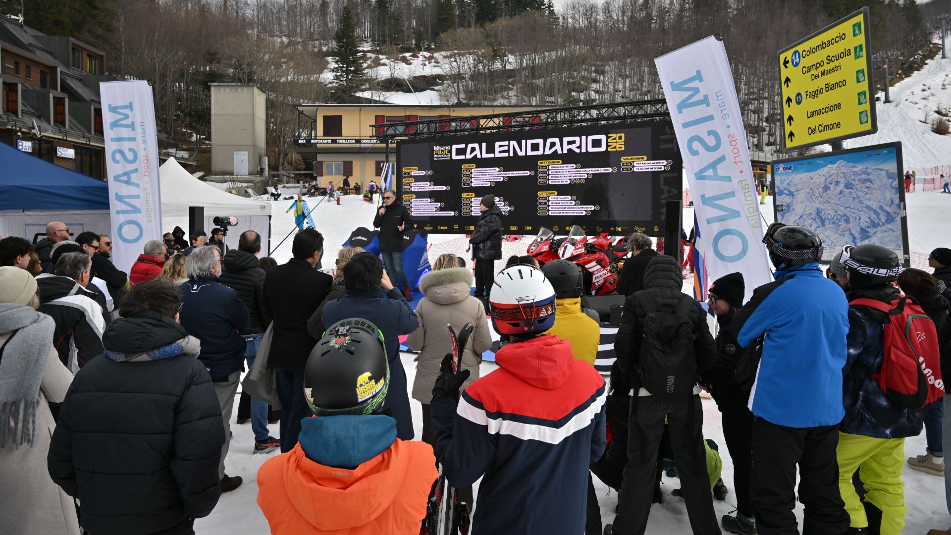 La folla davanti al palco assiste alla presentazione del calendario 2026 del Misano World Circuit presso il Monte Cimone.