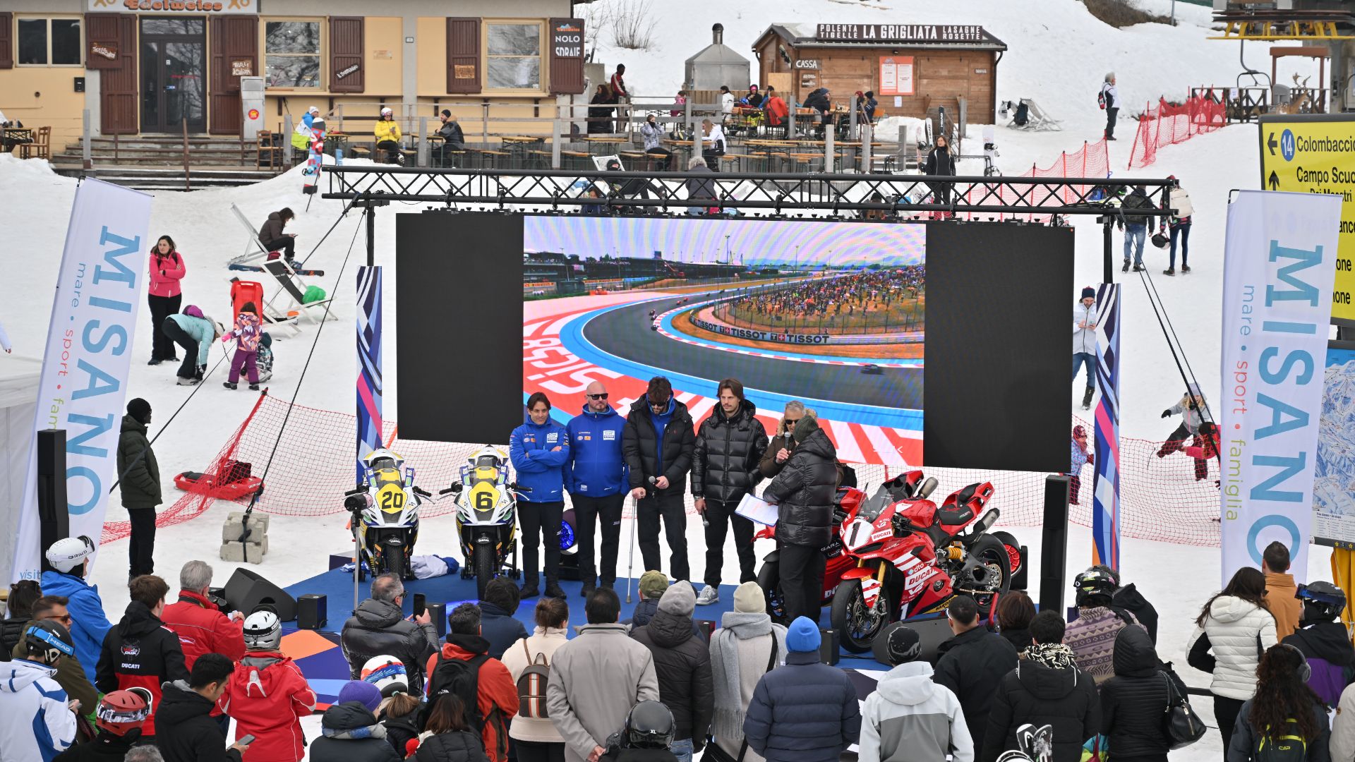 La folla davanti al palco assiste alla presentazione del calendario 2026 del Misano World Circuit presso il Monte Cimone.
