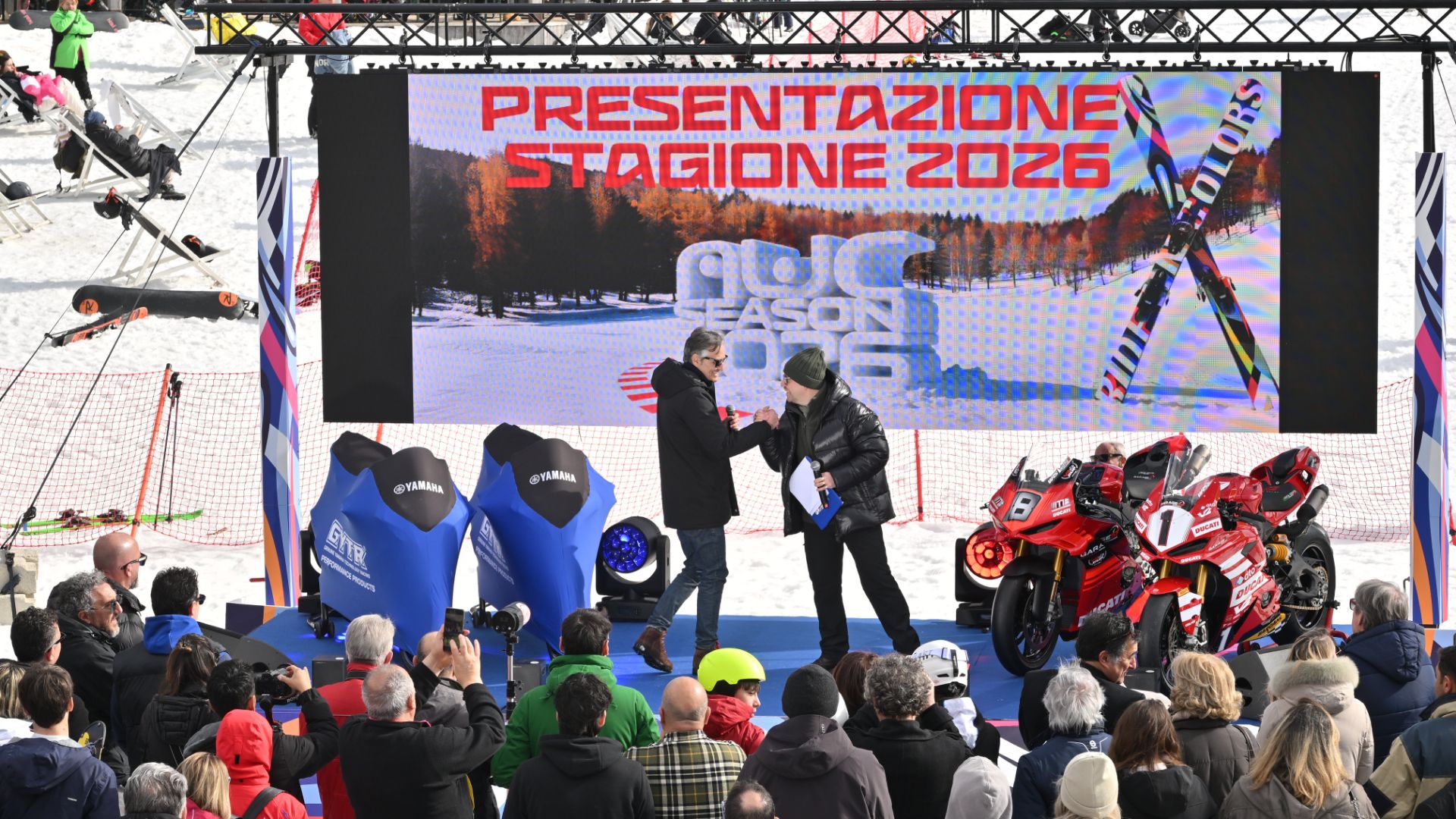 La folla davanti al palco assiste alla presentazione del calendario 2026 del Misano World Circuit presso il Monte Cimone.
