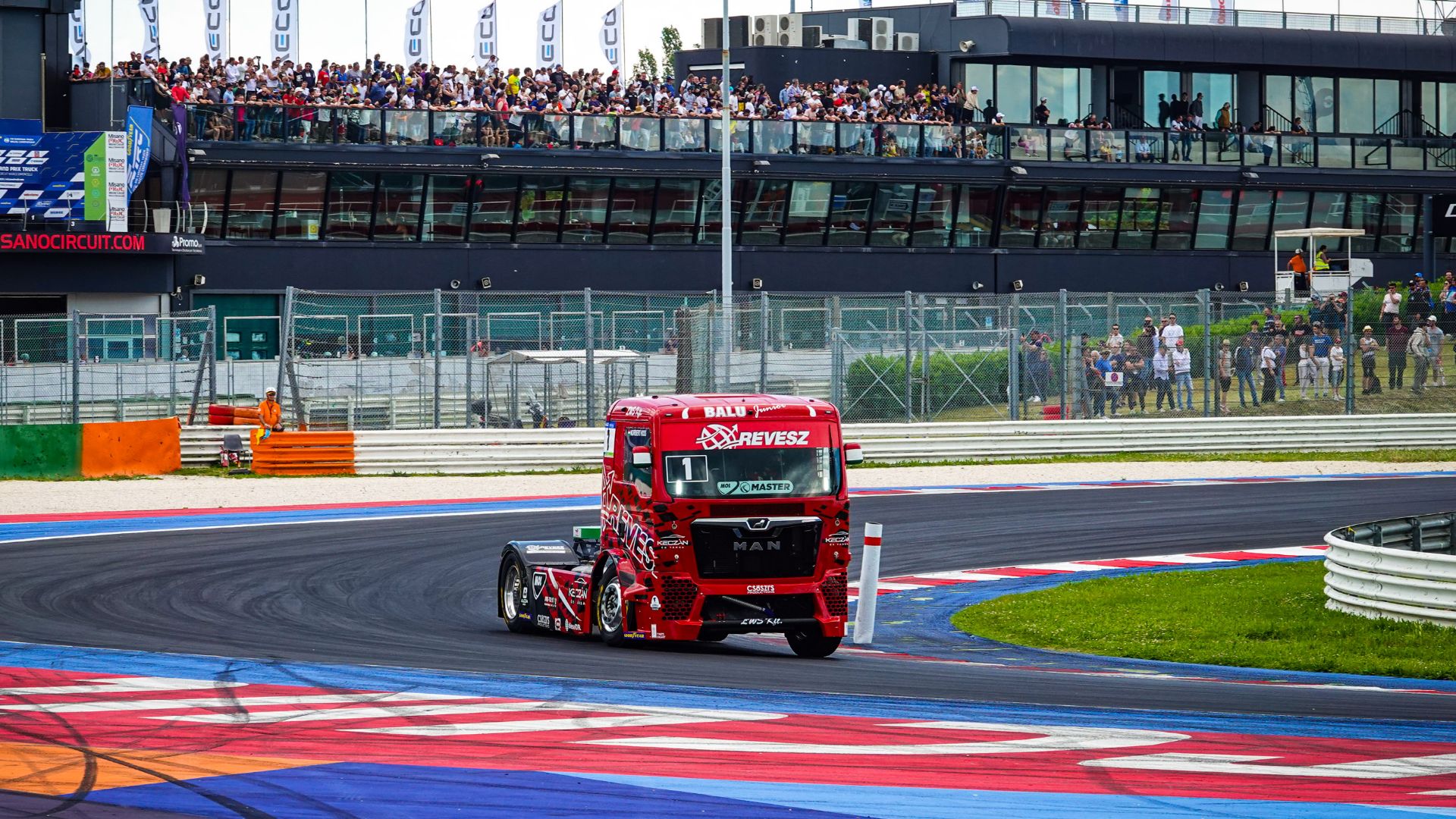 Un camion affronta una curva del circuito di Misano.