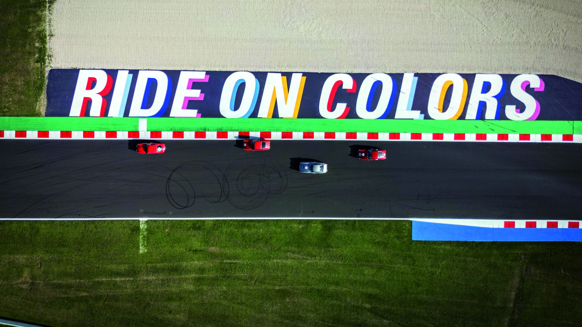 Foto dall'alto di quattro vetture della Modena Cento Ore che percorrono un rettilineo del Misano World Circuit.